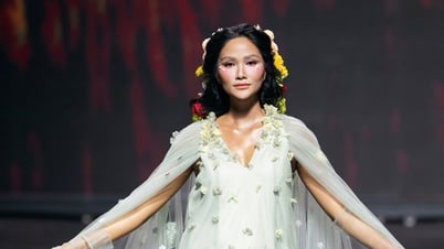 Mademoiselle H'Hen Nie amène son ventre de femme enceinte sur le podium