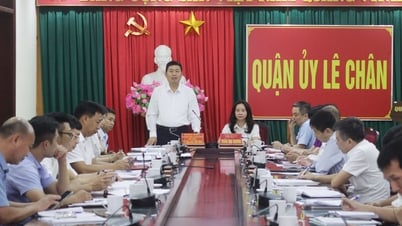 레찬구는 중앙과 시당위원회의 조직기구 정비 및 간소화 사업에 관한 문서를 적시에 시행하는 데 주력하고 있습니다.