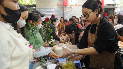 Tình người từ "Bữa cơm yêu thương"