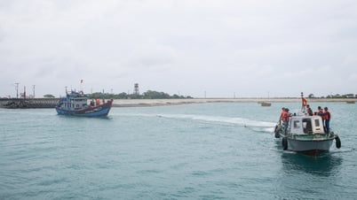 海上で遭難したクアンガイ漁船がソントゥタイ島に曳航される