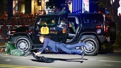 آلاف الأشخاص متحمسون لـ"تبادل إطلاق النار" وتدمير الإرهابيين في وسط مدينة هوشي منه