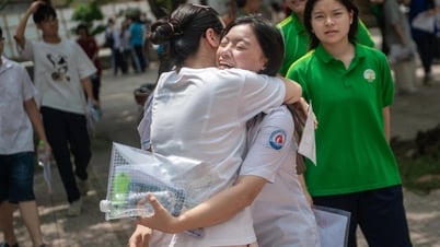 Phụ huynh òa khóc ôm con gái khi nghe “con làm được rồi”