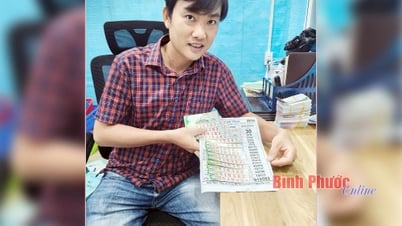 고향으로 돌아가는 길에 한 청년이 빈프억에 들러 복권을 사서 특별 복권 14장에 당첨되었습니다.