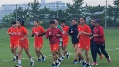 La selección femenina de Vietnam llega a Japón, primera sesión de entrenamiento para familiarizarse con el campo