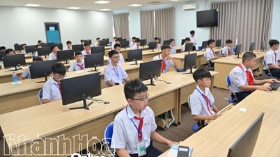 제30회 칸호아성 청소년 정보학 경진대회에 215명의 후보자가 참가합니다.
