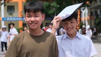 Đề thi toán lớp 10 Hà Nội 'vừa sức', thí sinh tươi rói ra về