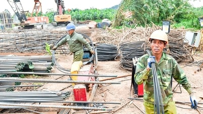 'Vượt nắng' thi công hai cây cầu nối đôi bờ sông Kinh Thầy