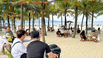 Bãi biển 'đẹp nhất hành tinh' đông nghịt với người dân tránh nóng