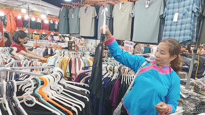 Las ventas minoristas de bienes y los ingresos por servicios al consumidor aumentaron drásticamente