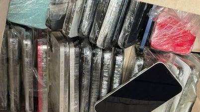 Customs continuously stops phone smuggling at Noi Bai International Airport