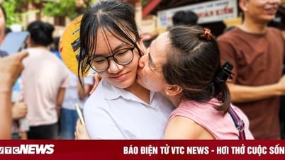 Phụ huynh oà khóc, ôm con sau tiếng hô 'chắc chắn đỗ rồi mẹ ơi'
