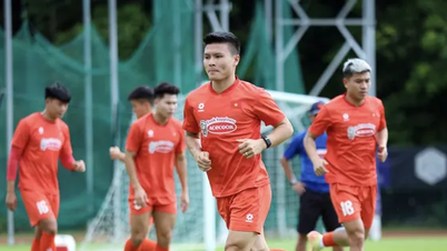 Ông Kim Sang-sik ưu tư nhìn đội tuyển Việt Nam đội nắng 'rèn công' đấu Malaysia