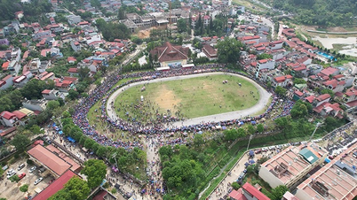 [Foto] Dramatische Endrunde des traditionellen Pferderennen-Turniers im Bezirk Bac Ha 2025