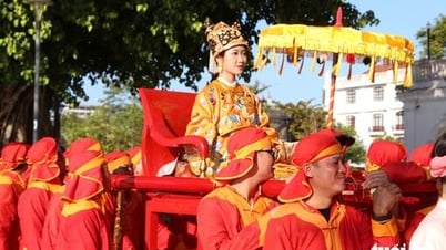 เมืองหลวงเก่าเว้งดงามด้วยชุดประจำชาติเวียดนามนับพันชุดที่เดินขบวนไปตามท้องถนน