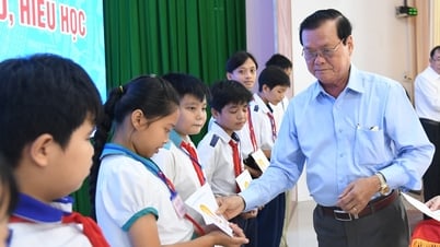 キエンザン省の貧困だが勉強熱心な学生230人に奨学金を授与