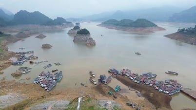 Mực nước tụt 40 m, hồ Hòa Bình xuất hiện khung cảnh chưa từng thấy
