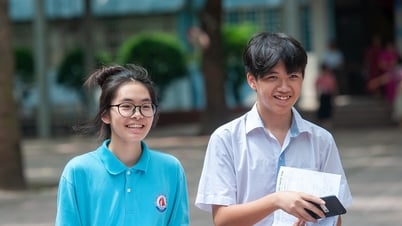 El examen de matemáticas para décimo grado en Hanoi está relacionado con la realidad, los candidatos pueden obtener fácilmente una puntuación de 7 o más.
