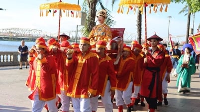 Tái hiện lễ rước hoàng hậu do… "đội mai táng" khiêng gây tranh cãi