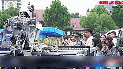 Tận mắt xem robot pha cà phê, chơi đàn và... làm đẹp!