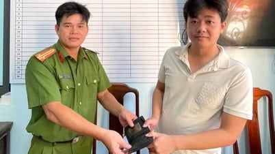Trao trả tài sản cho người dân bị đánh rơi