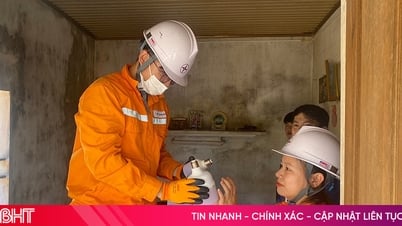 Poor households in Thach Ha received nearly 500 million VND in electricity support.