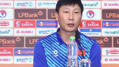 HLV Kim Sang Sik họp báo trước trận gặp Malaysia