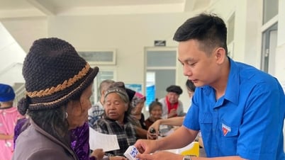Khám bệnh, tặng quà người dân vùng biên A Xan