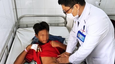 Bé trai 14 tuổi lâm nguy vì tai nạn khi vừa ăn, vừa uống nước
