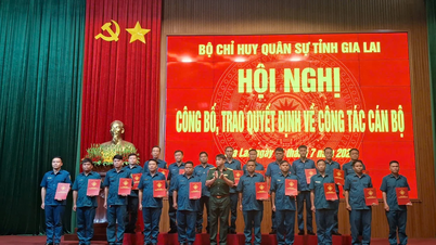 Trao quyết định bổ nhiệm các chức vụ chỉ huy Ban Chỉ huy Quân sự cấp xã