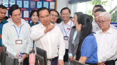 Chủ tịch UBND TP.HCM Nguyễn Văn Được khảo sát giờ làm việc đầu tiên của phường Dĩ An