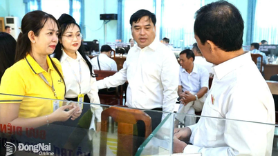 Cán bộ Bưu điện tỉnh Đồng Nai tận tâm hỗ trợ người dân trong ngày đầu thực hiện chính quyền địa phương 2 cấp