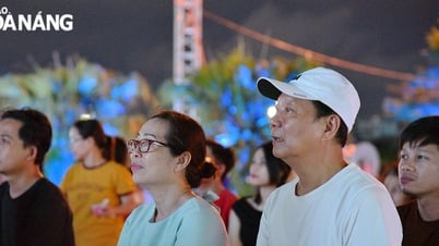 Viele Menschen begrüßen das Open-Air-Kinoprogramm