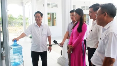 Le président du Comité populaire provincial d'An Giang, Ho Van Mung, a examiné le fonctionnement du gouvernement local à deux niveaux du quartier de Vinh Thong.