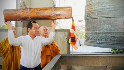 El presidente Nguyen Van Duoc hizo sonar la campana de la paz para orar por la paz y la prosperidad nacional en la Pagoda Vinh Nghiem.