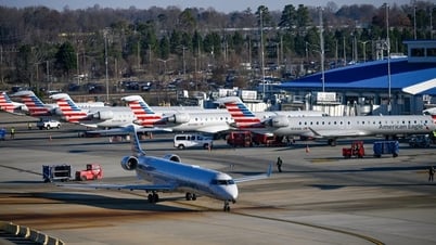 Inhaling strange smell from plane, 6 crew members hospitalized, series of flights canceled