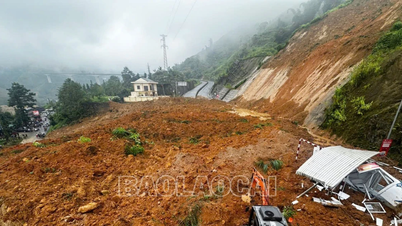 Landslide at Lao Cai - Sa Pa BOT Toll Station (National Highway 4D) causes traffic disruption