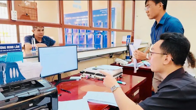 Người dân hồ hởi đi làm thủ tục hành chính