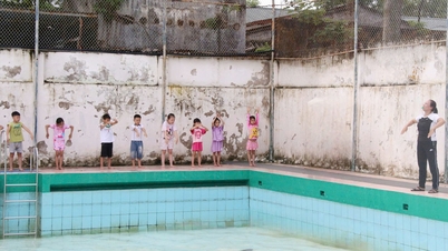 Bac Giang: Clases de natación gratuitas para hijos de sindicalistas, trabajadores y funcionarios en circunstancias difíciles
