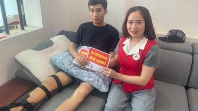 Die Familie von Herrn Nguyen Quoc Huy in der Gemeinde Ha Dong erhielt fast 700 Millionen VND Unterstützung.