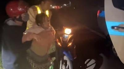 The mother's birth on the road was successfully supported by the traffic police team.