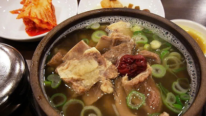 Корейские блюда: тушеная курица с женьшенем, суп из вьюна, суп из говяжьих ребрышек, питательные средства для борьбы с летней жарой