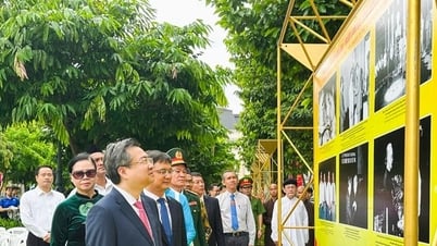 Displaying 100 valuable images and documents about General Secretary Nguyen Van Linh