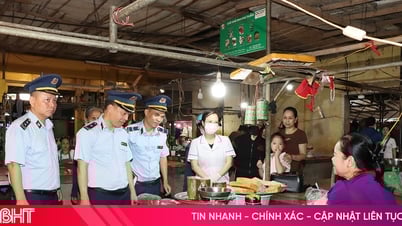 Kiểm tra chất phụ gia cấm trên bún, giò, bánh tại chợ Hôm