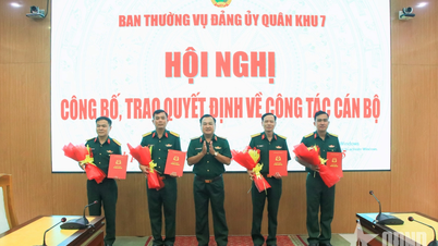 Ban Thường vụ Đảng ủy Quân khu 7 công bố, trao quyết định về công tác cán bộ