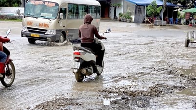 Đoạn đường trước Cửa hàng Xăng dầu Thượng Ấm xuống cấp nghiêm trọng
