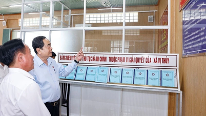 [Photo] National Assembly Chairman visits Vi Thuy Commune Public Administration Service Center
