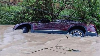 Auto mit 5 Personen von Flut in Tuyen Quang mitgerissen