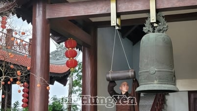 각 사찰에서는 종과 북을 동시에 세 번 울려 국가의 평화와 번영을 기원했습니다.