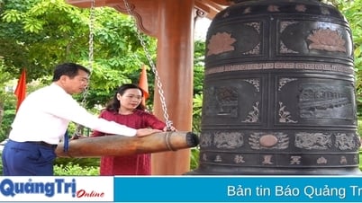 동호이 와드 지도자들이 삼촌 호 사원과 영웅 순교자들에게 꽃을 바쳤습니다.