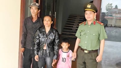 Công an phường Sóc Trăng bàn giao cháu bé đi lạc cho gia đình